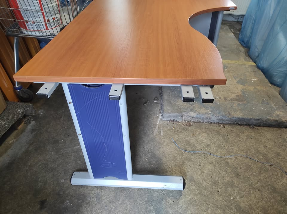 Rohový kancelářský stůl - 5