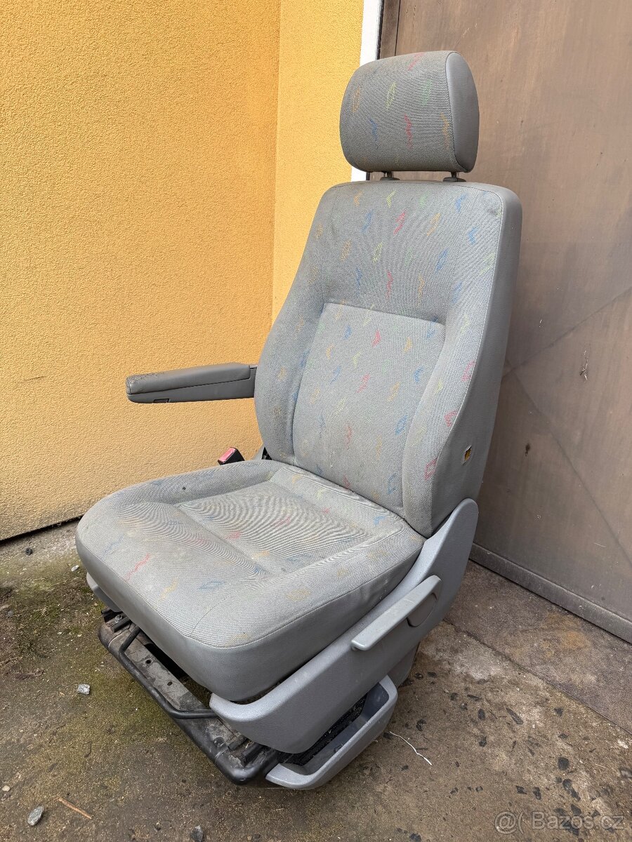 VW T5 - řidičova sedačka s podstavcem - 5