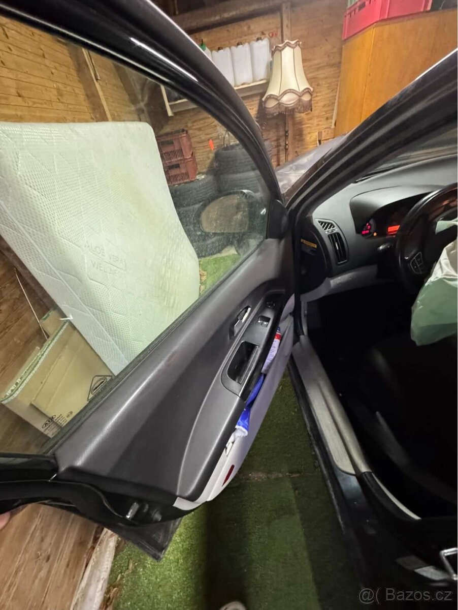 Prodám havarované Kia Ceed 2007 1.6 CRDi - 5