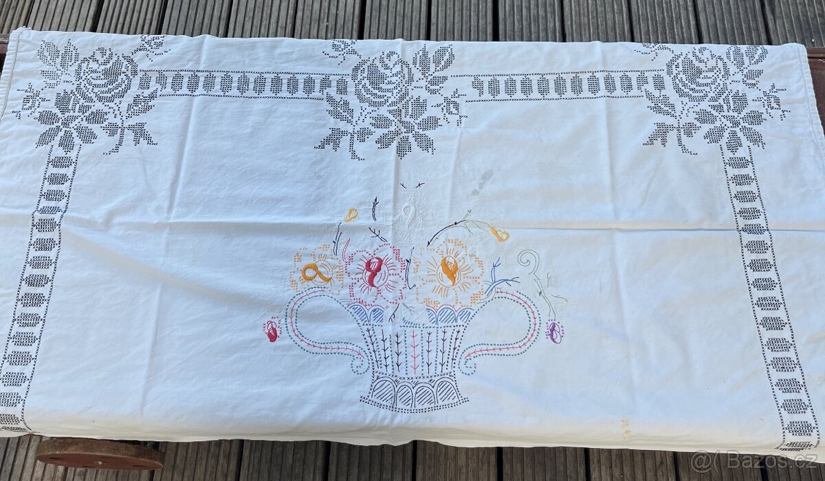 Staré vyšívané ubrusy, háčkované dečky a gobelínový přehoz - 5