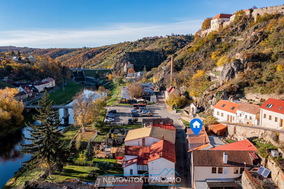 Prodej domu se 3 apartmány, útulným dvorkem, a na skvělé adr - 5