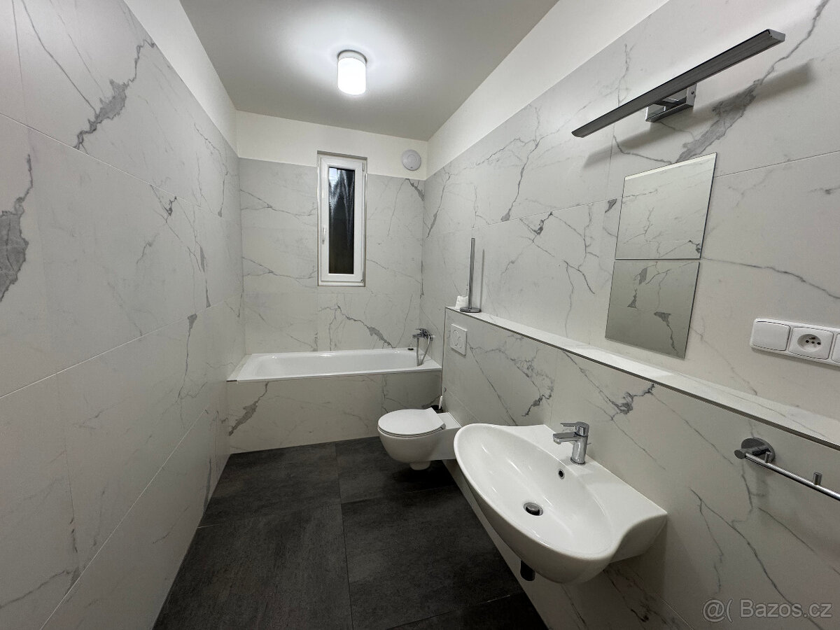 Pronájem KANCELÁŘE v centru Hradce Králové na třídě Karla IV - 5