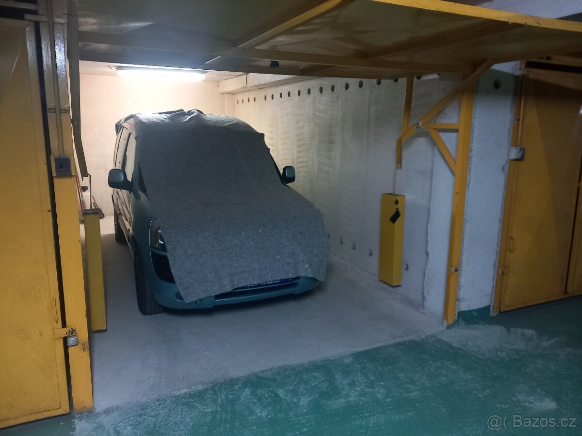 Pronájem garaže Kobylisy hlídaná čistá s 220v - 5