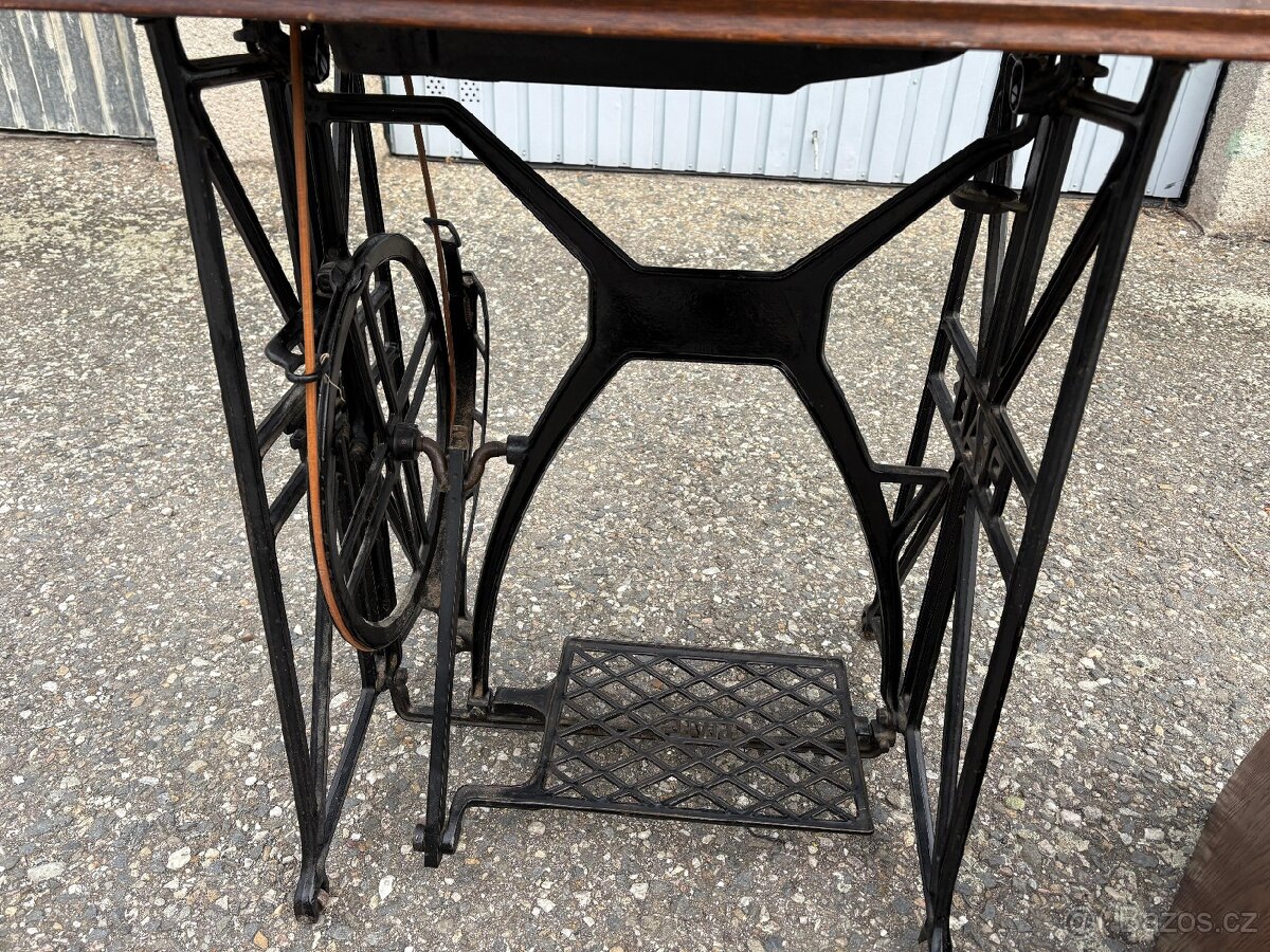 Starý šicí stroj Pfaff - 5