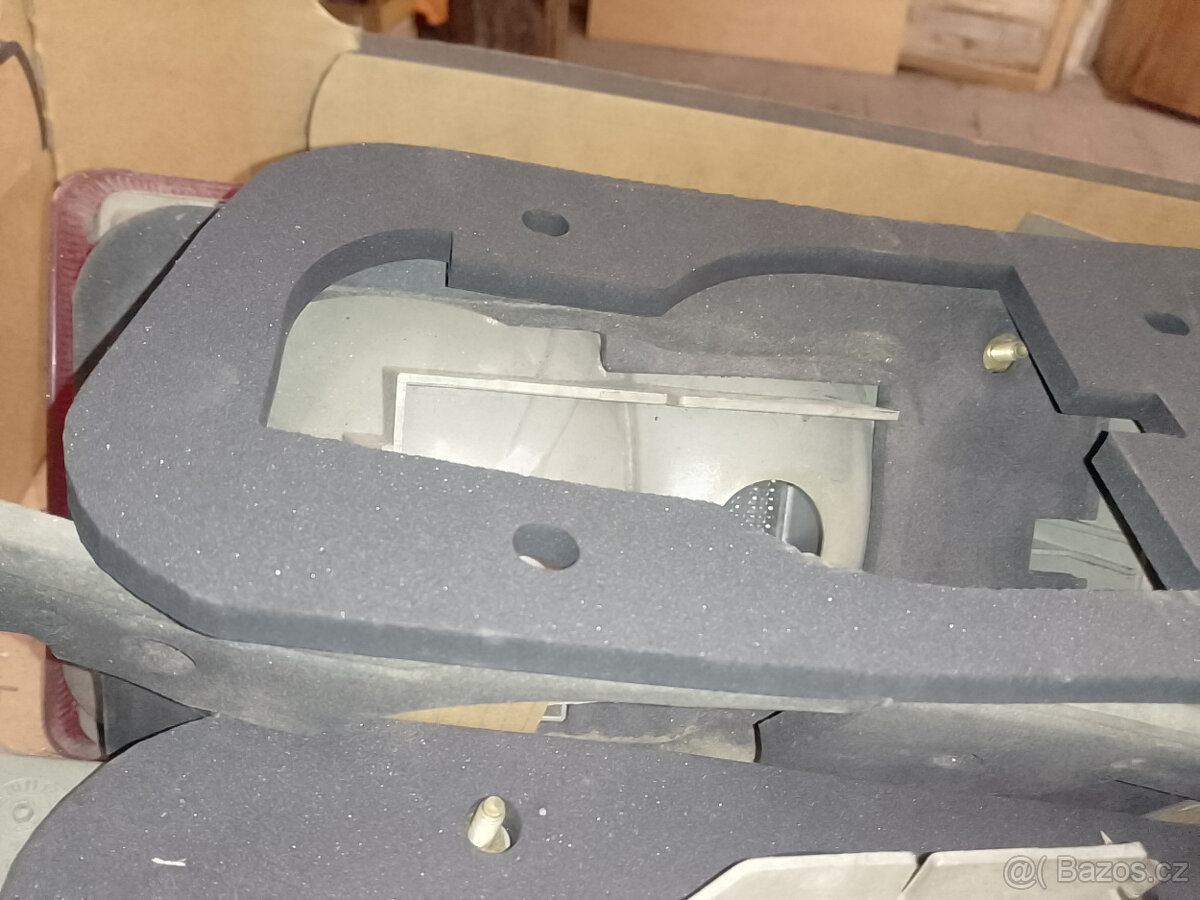 Ford Sierra těsnění pod zadní světla, 702 041 467
