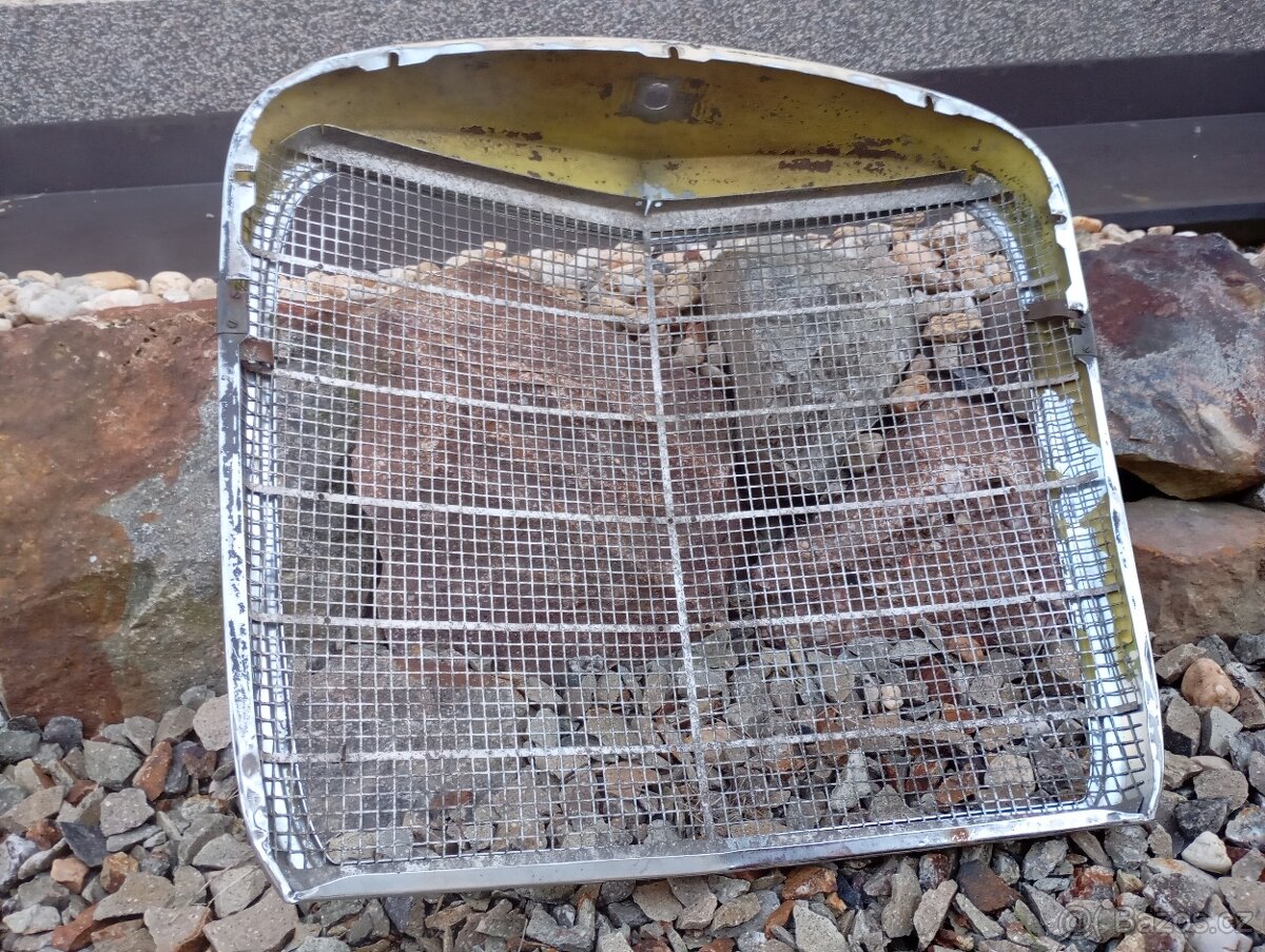 Chromovaná maska, mřížka, gril Mercedes Benz 110. - 5