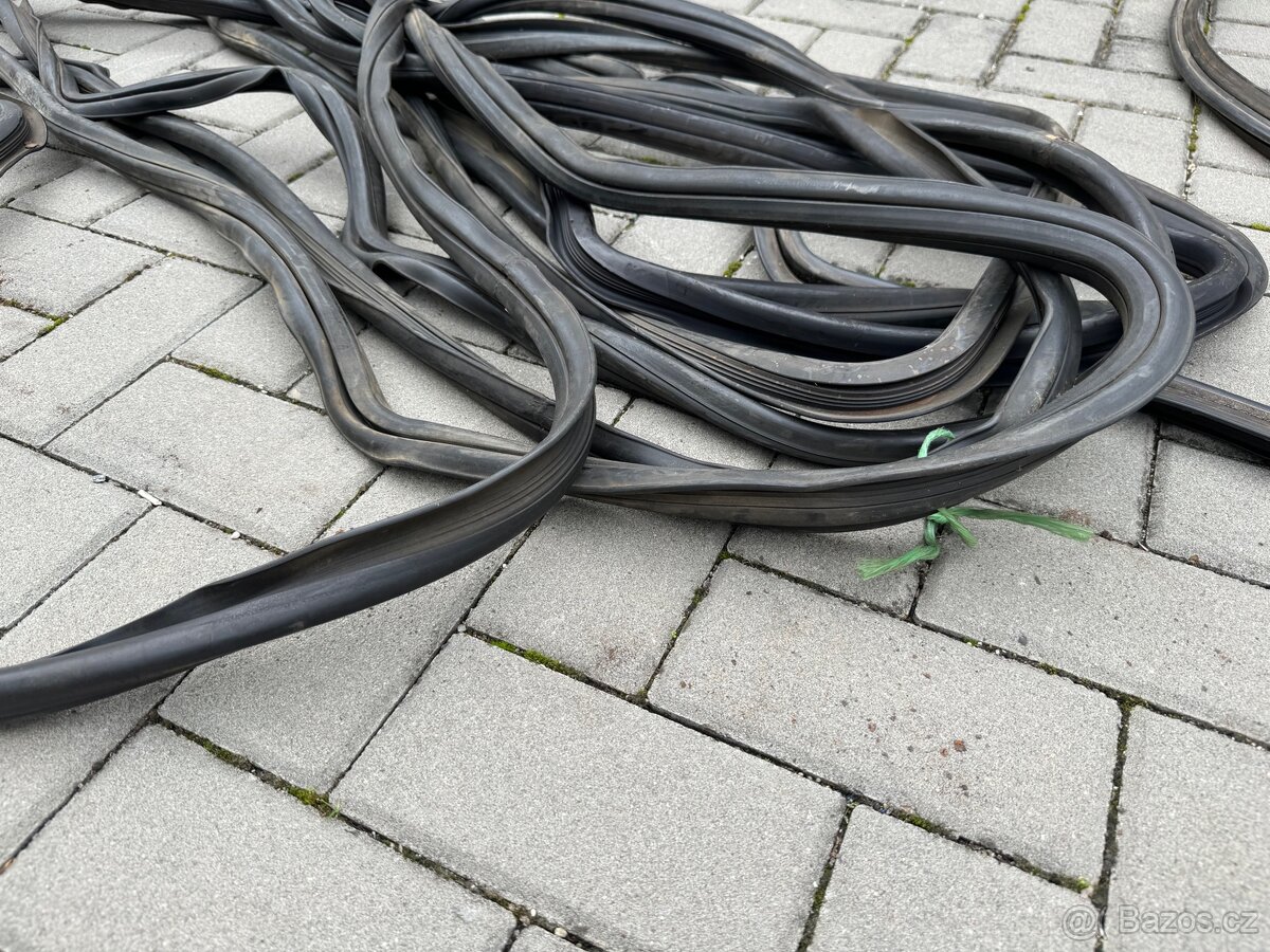 Volha Gaz 24, čelní-zadní okna použité originál - 5