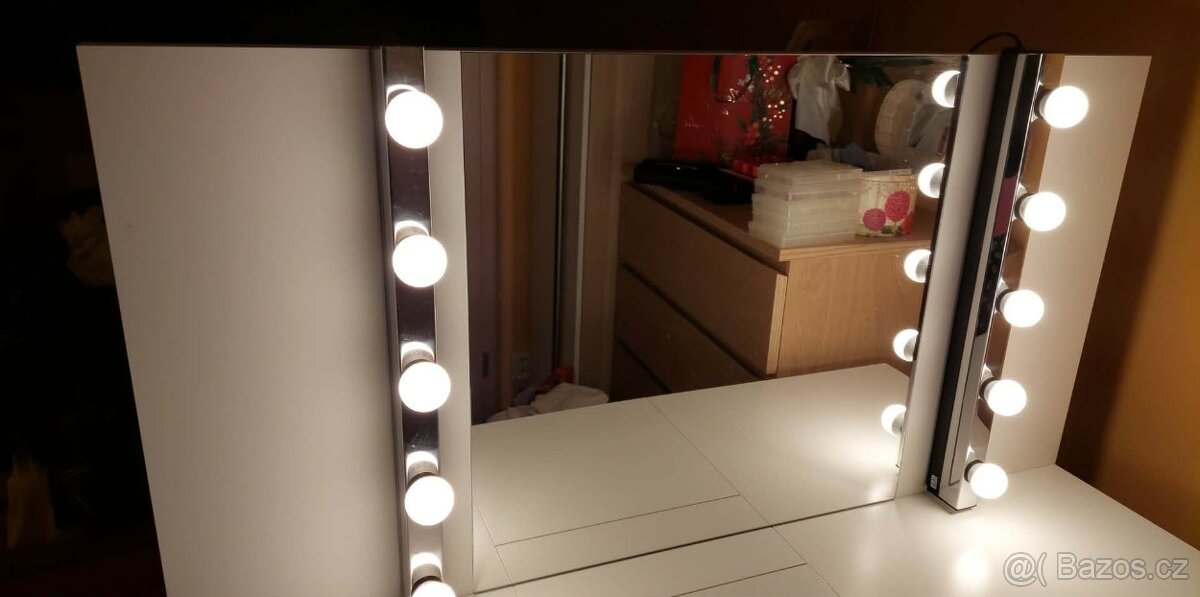 Bílý toaletní stolek - 5