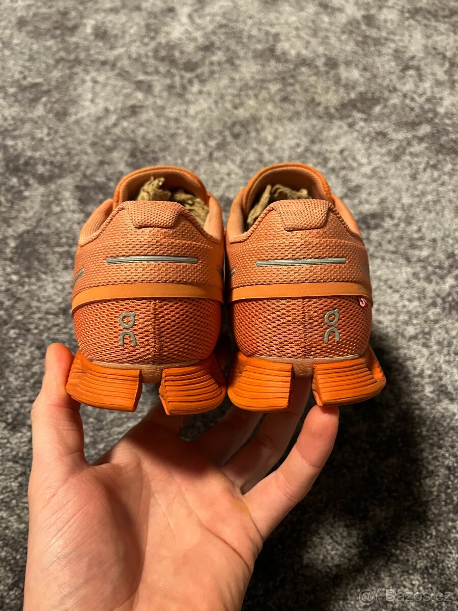 On Running, model Cloud, velikost 38,5 - 5