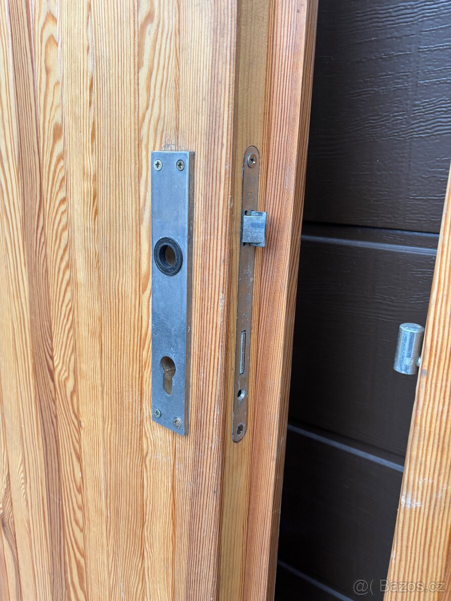 Prodám dvoukřídlé dřevěné dveře - smrk - 5