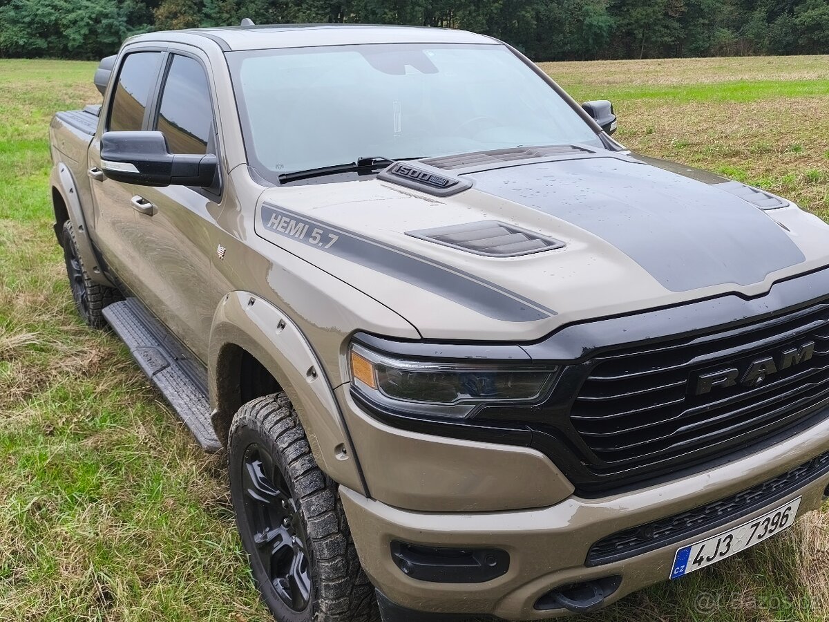 Dodge Ram 1500 Laramie motor 5.7hemi 295 kw.