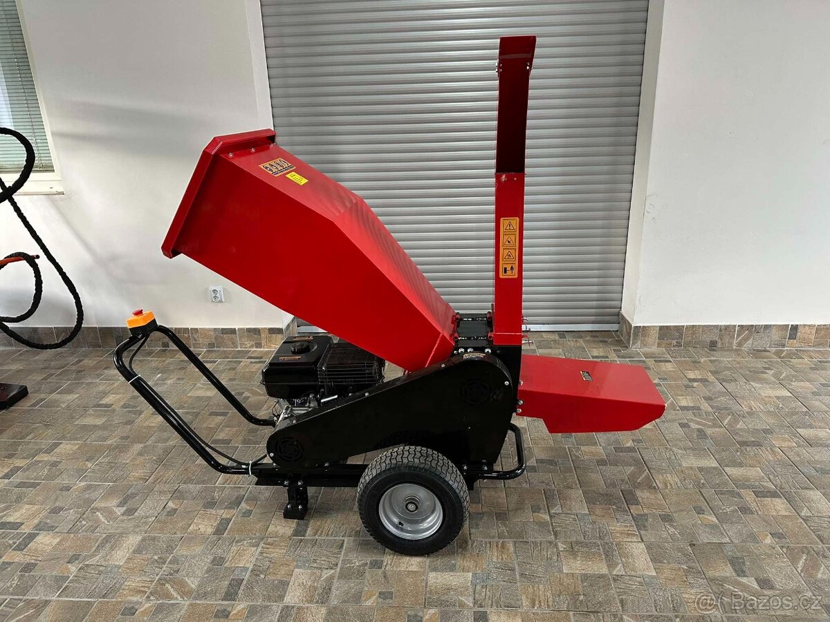 Motorový štěpkovač a drtič větví ATHOS 1007D - 5