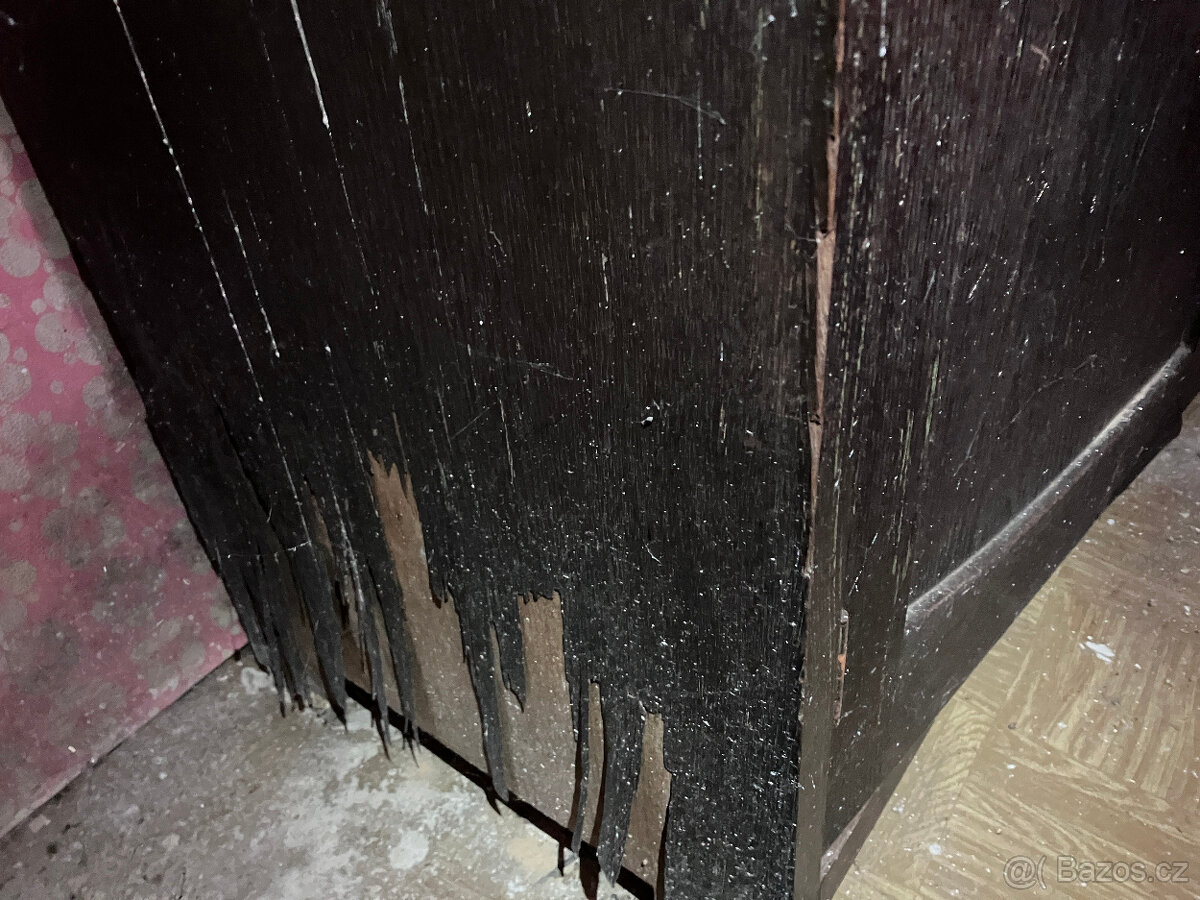 Historická černá skříň, sklo v mosazných rámečcích - 5