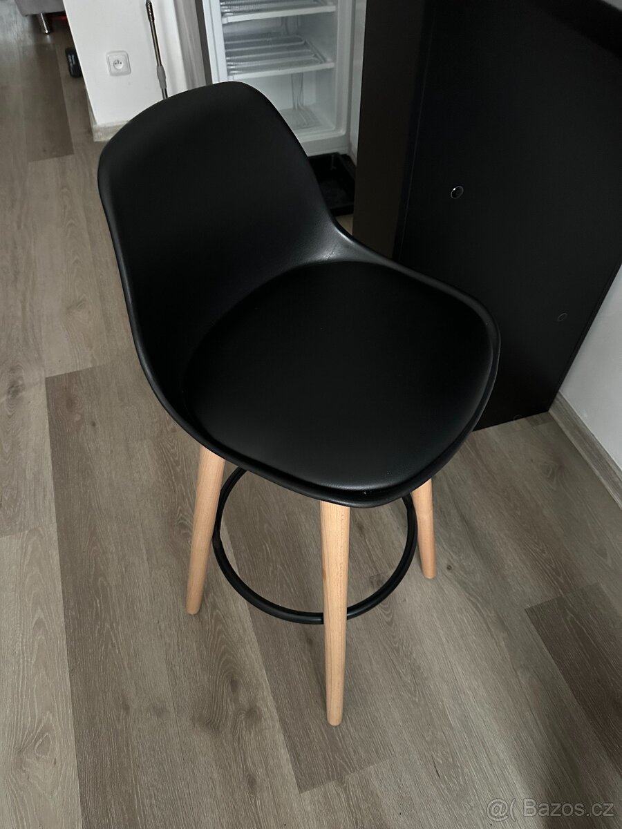 Černý kuchyňský barový stůl se 3 policemi + barové židle - 5