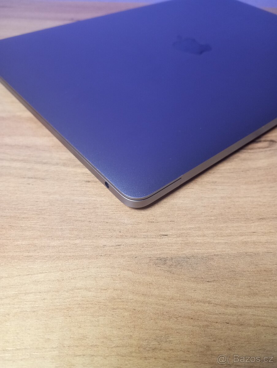 MacBook Pro 13” (2017) – Intel i5 | 8 GB RAM | 256 GB SSD - 5