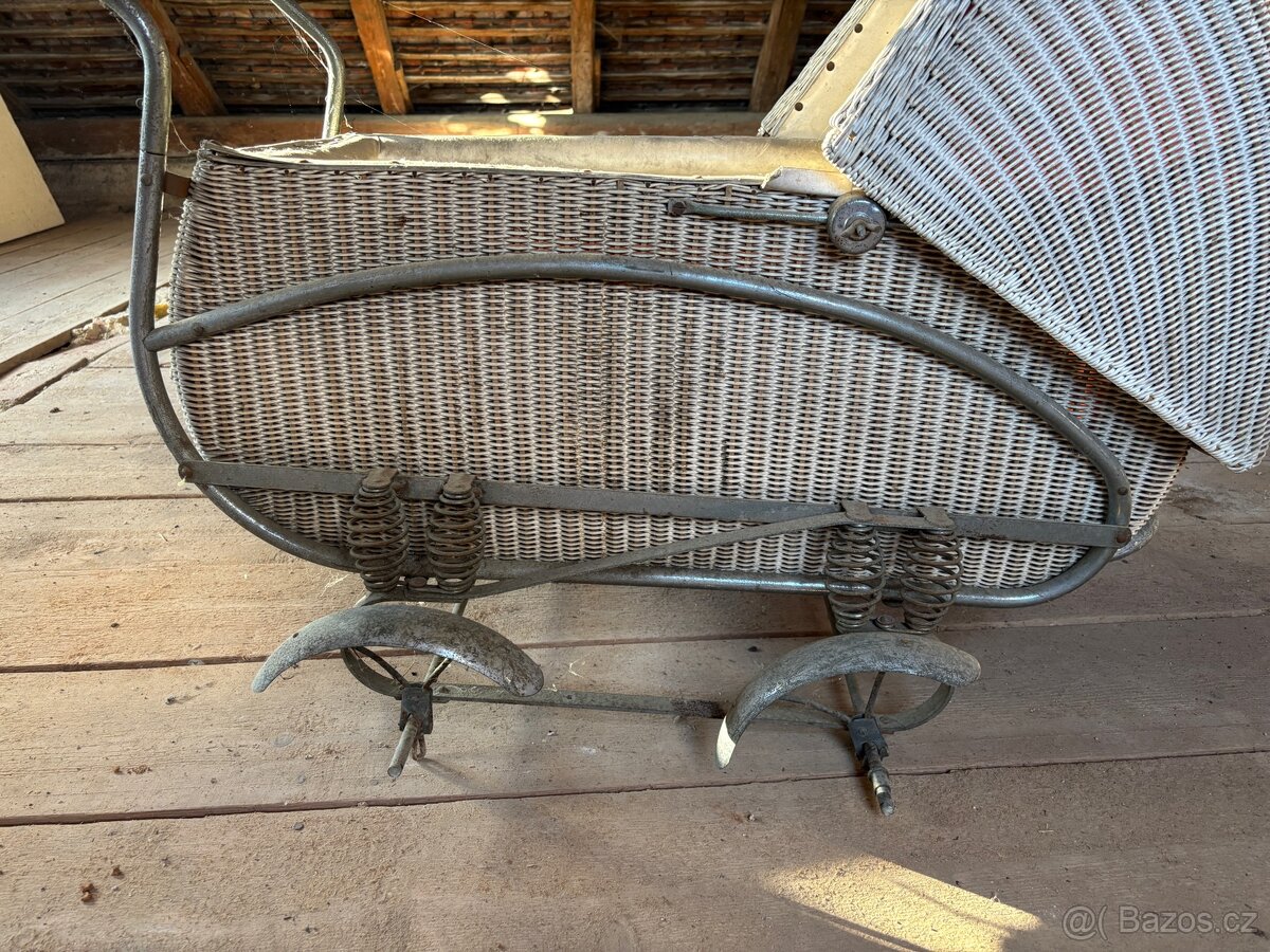 Starožitný proutěný kočárek pro miminko, pérák, k renovaci - 5
