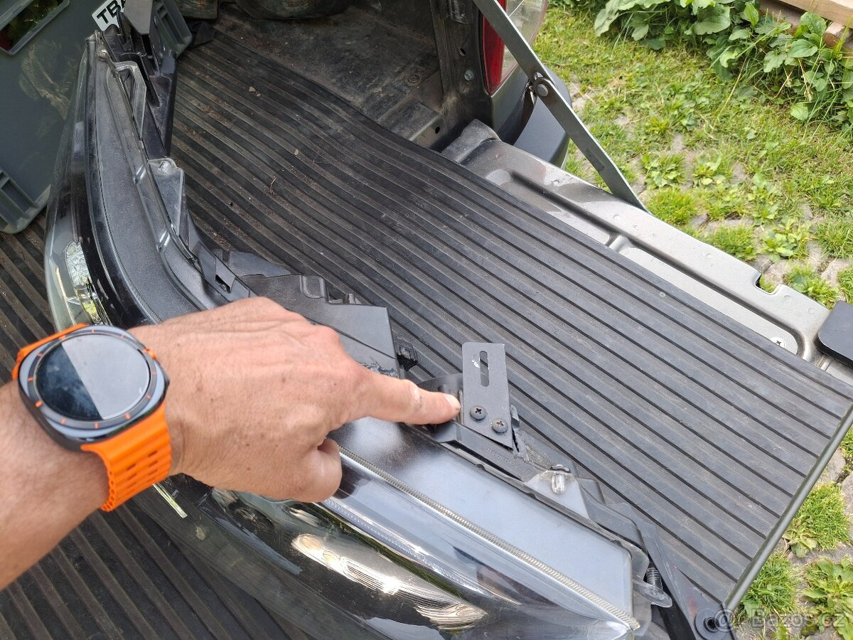 Toyota Hilux pravé přední světlo