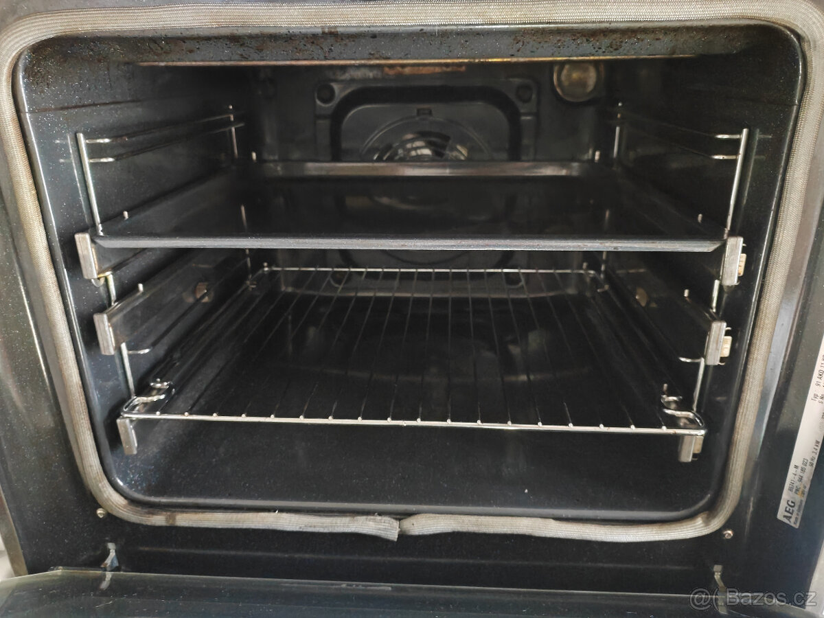 Vestavná elektrická trouba AEG - 5