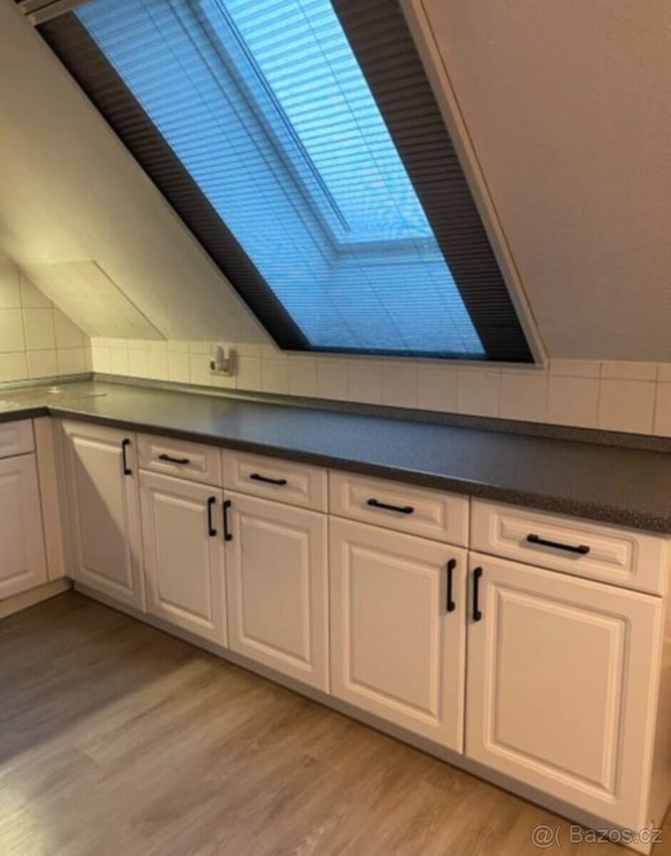 Moderní venkovská bílá kuchyně se spotřebiči,5738 - 5