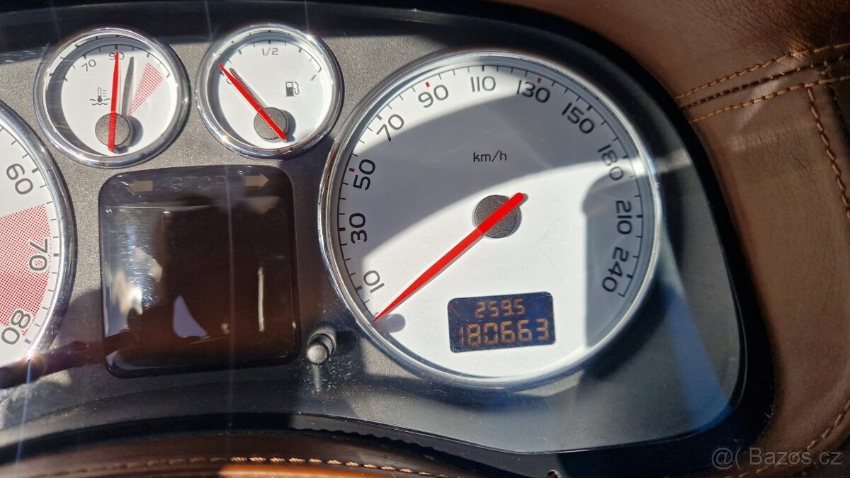 Peugeot 307CC Cabrio s pevnou střechou. 2.0i 100kw - 5