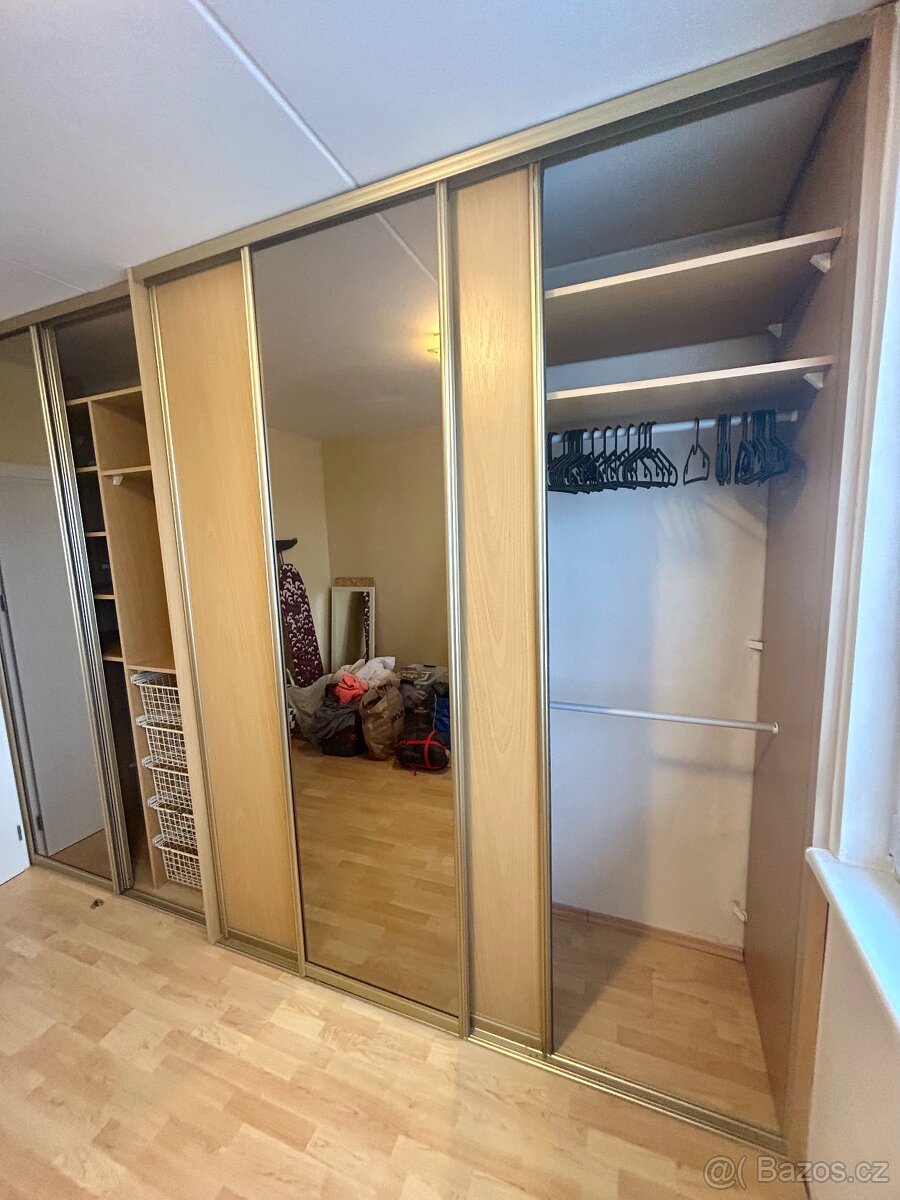 Velká šatní skříň vestavná - 5