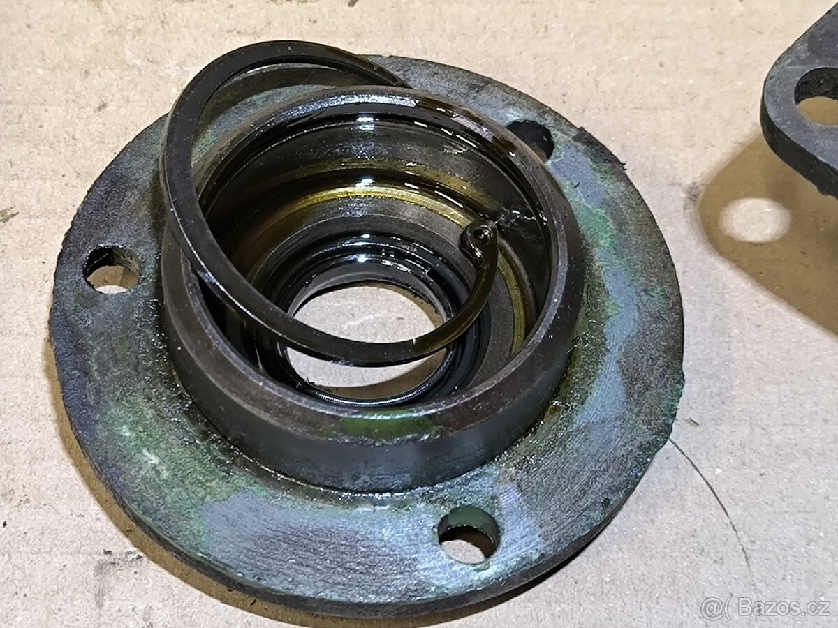 Víčka převodovky na PF 62 - 5