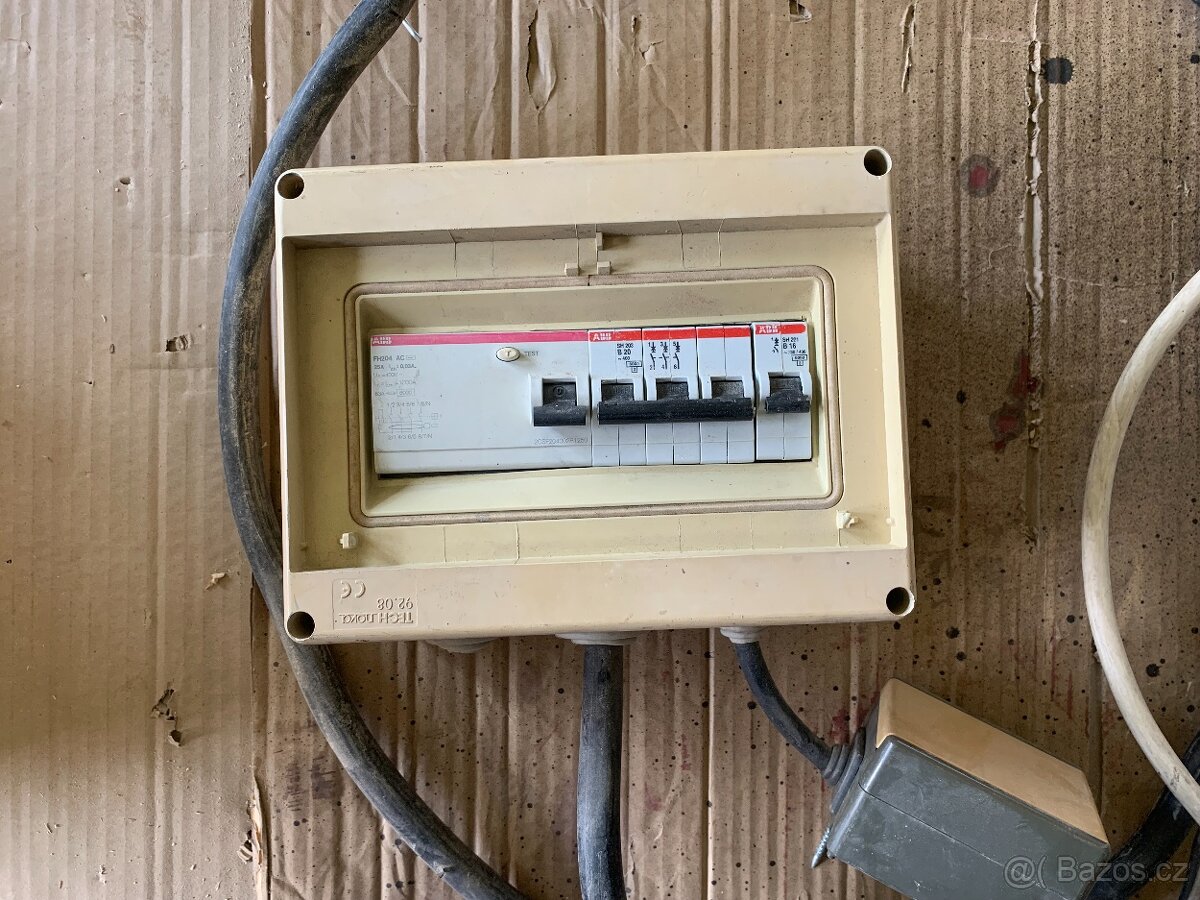 Staré elektro součásti - vypínače, zásuvky, krabičky, světla - 5