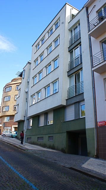 Pronájem garáže Kozácká 2 Praha 10• 15 m² - 5