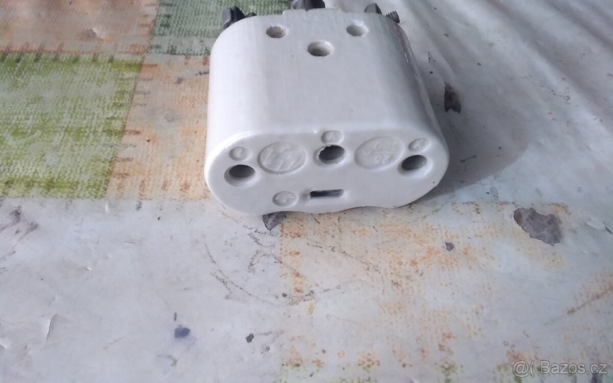 Zásuvka 380V 25A plochá 4 kolík - 5