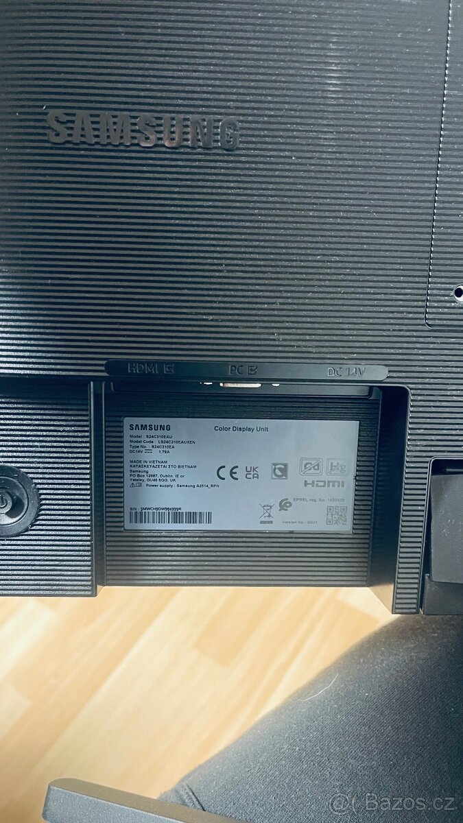 Stolní počítač a reproduktory - 5