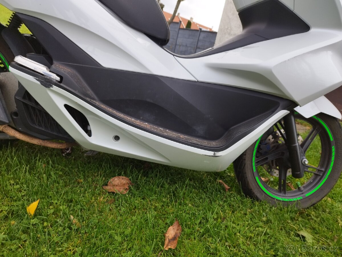 Havarovaný skůtr Honda PCX 125 - 5