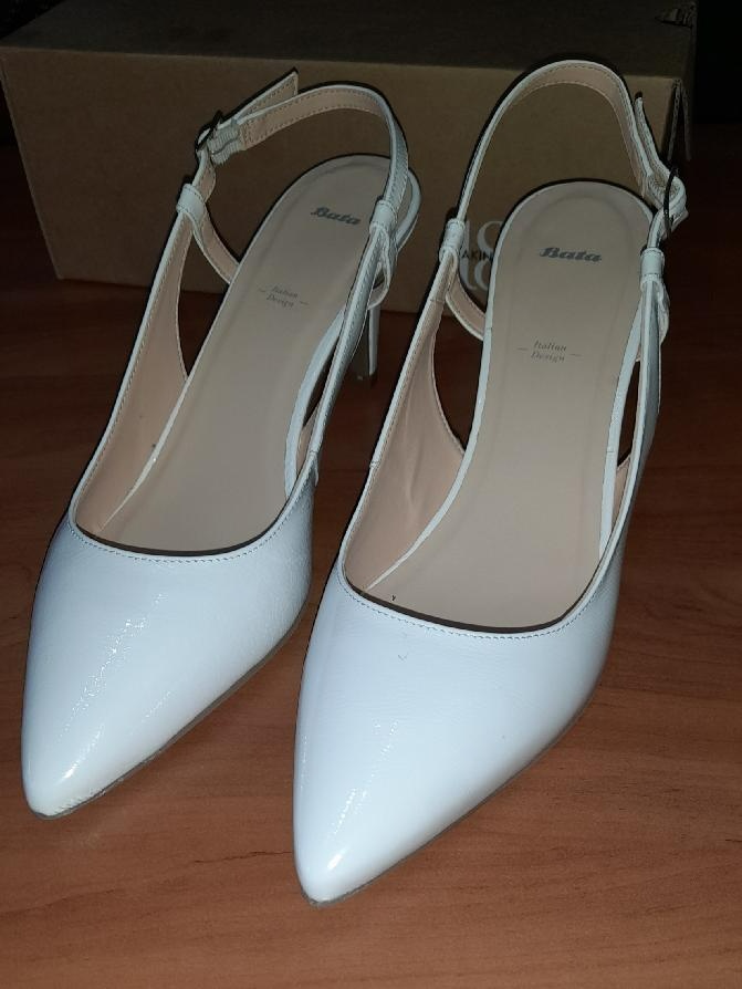 BAŤA Bílé kožené lakované lodičky - sandály vel: 41 - 5