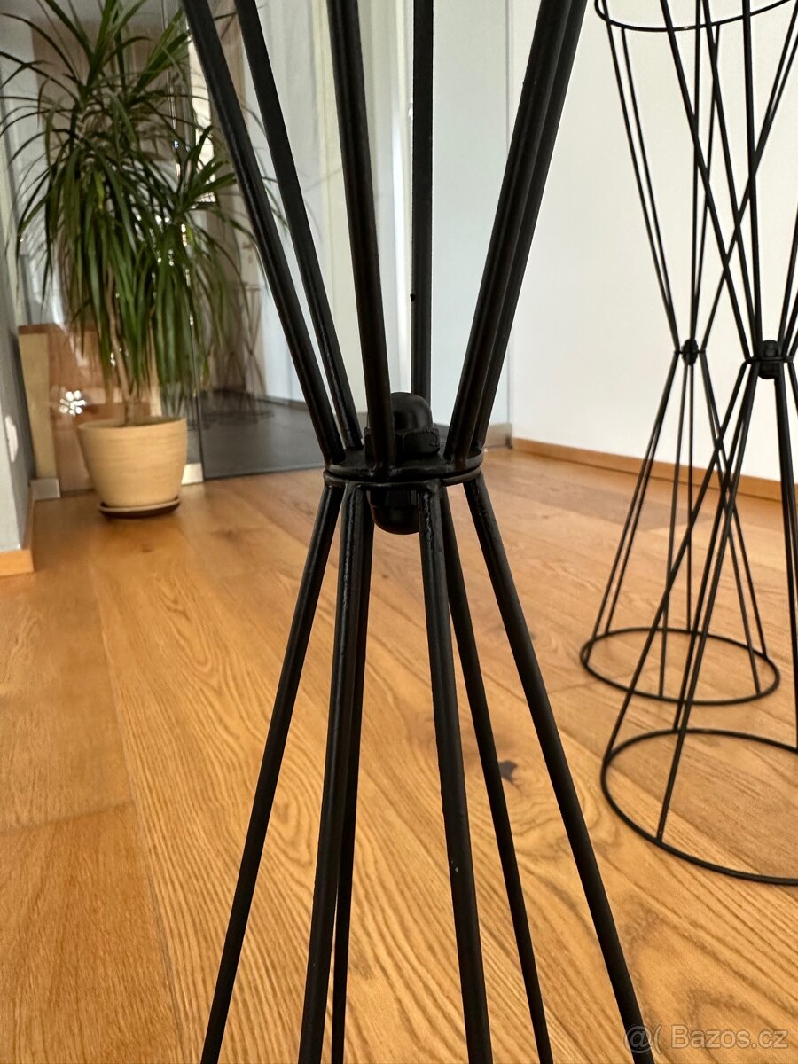 9 kusů černých kovových váz/stojanů na květiny na svatbu - 5
