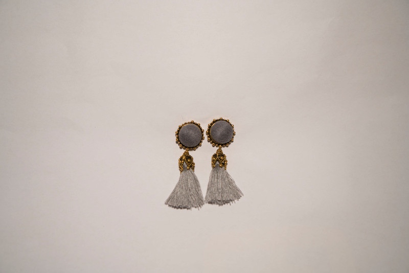 Krásné šedé náušnice s třásněmi a kamínky - 5