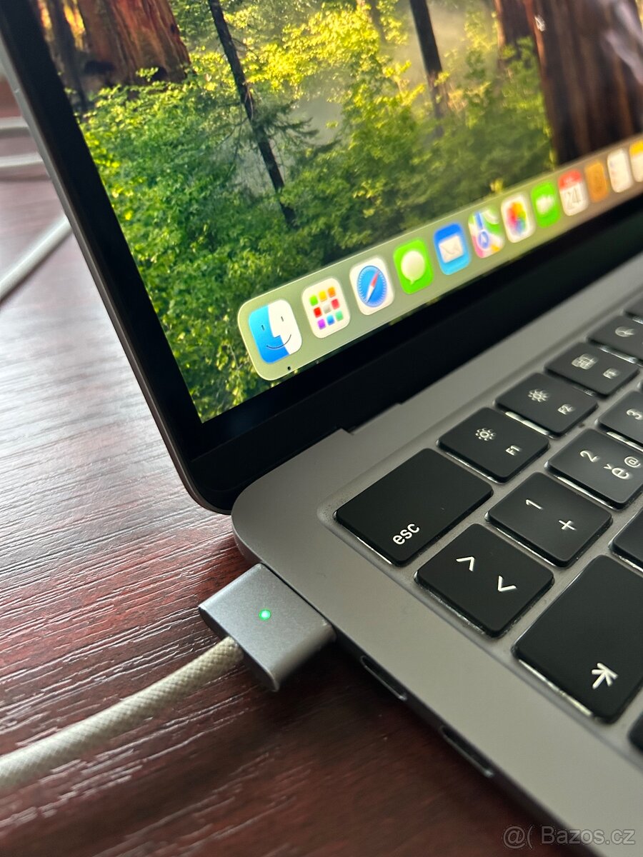 MacBook Air 13” M2 (16 GB / 512 GB) + krabice + kláve - 5