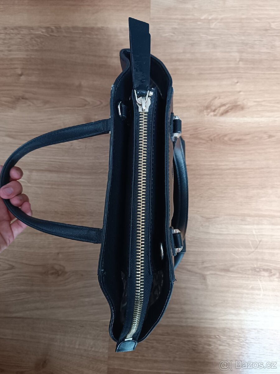 Černo/bílá kabelka Guess - 5