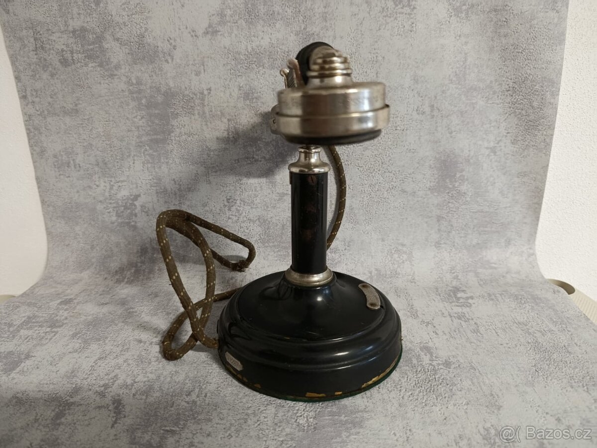 Velmi starý telefon s kruhovou základnou.se stítkem Ericsson - 5