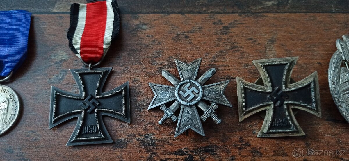 Medaile, vyznamenání, odznaky. - 5