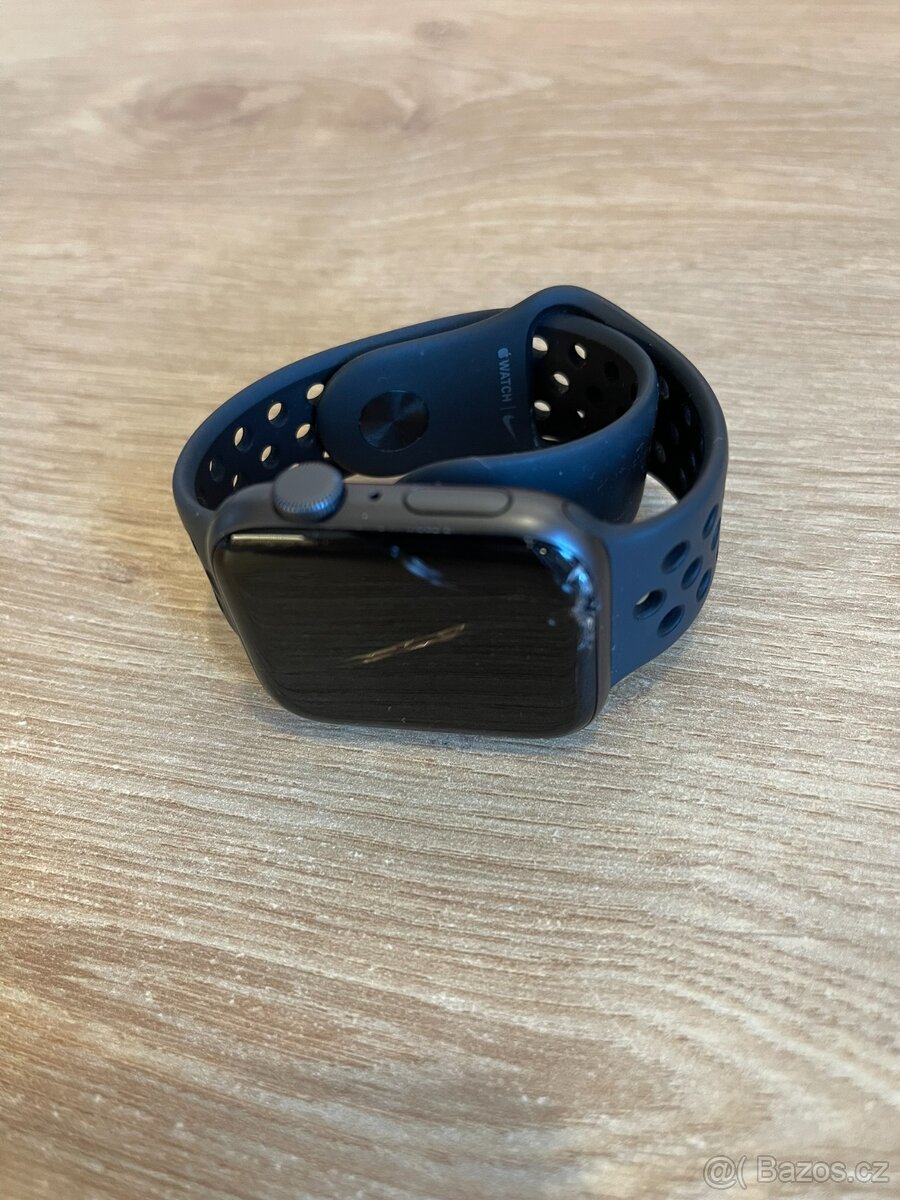 Apple Watch SE 44mm NIKE - ťuklé, plně funkční - 5