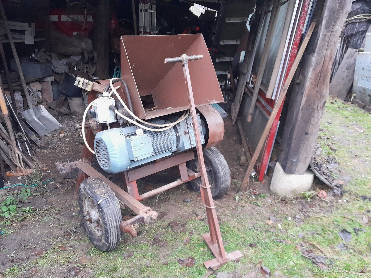 Kombinovaný štěpkovač, drtič větví, špalíčkovač - 5