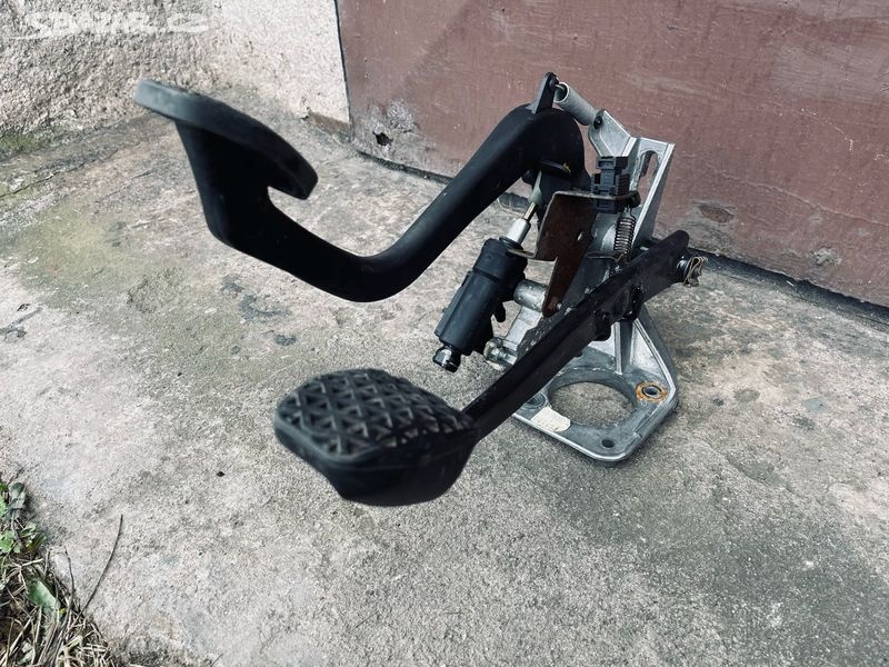 ‼️Brzdový a spojkový pedály - BMW - 5