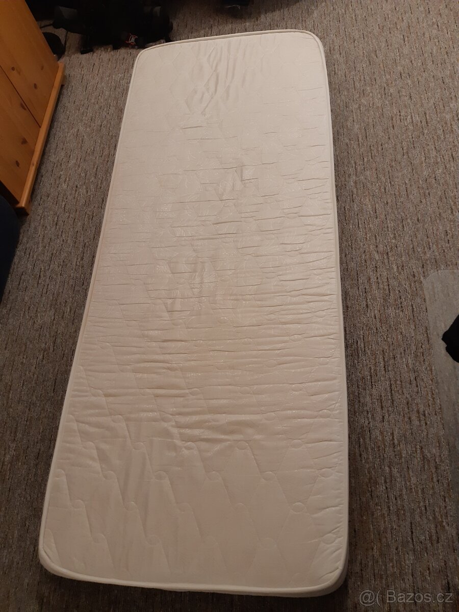 Stůl, křesla a matrace z karavanu. - 5