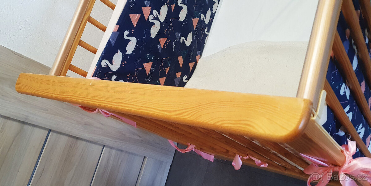Dřevěná dětská postýlka + matrace + mantinely. - 5