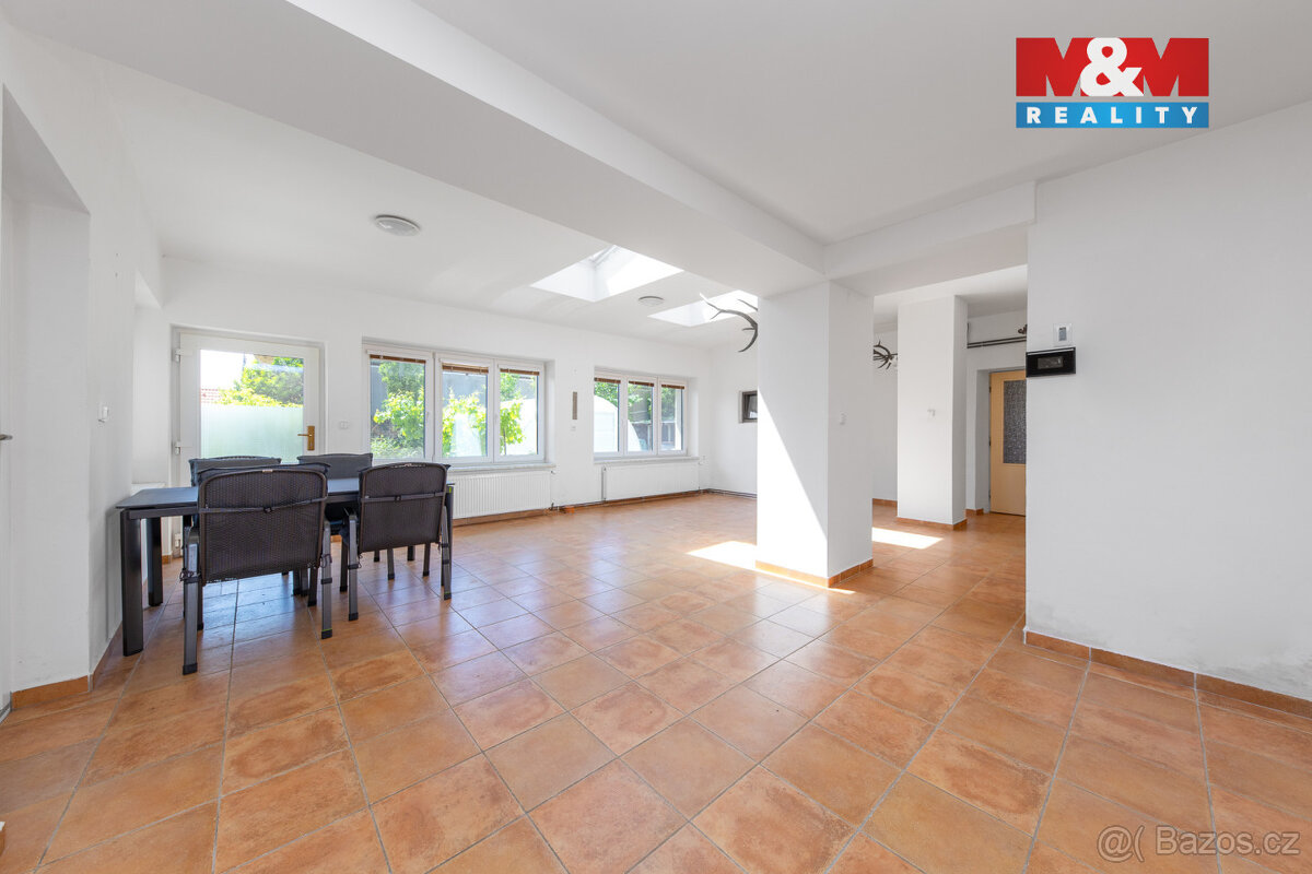 Prodej rodinného 263m² s pozemkem 1250m² v Šumicích - 5