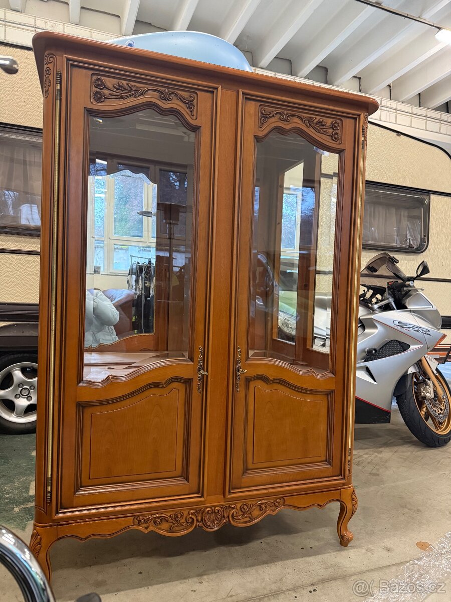 Dřevěná vitrína - 5