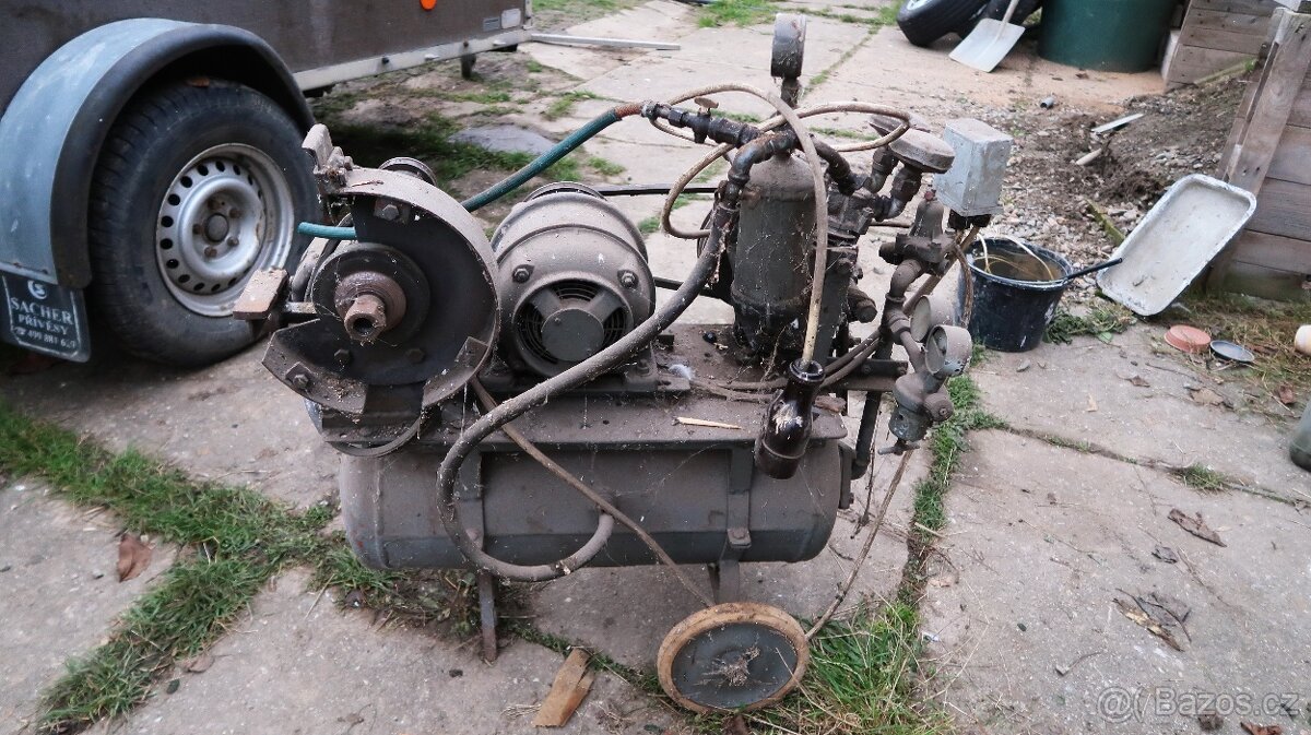 Starý dvoupístový kompresor s bruskou 380V - 5