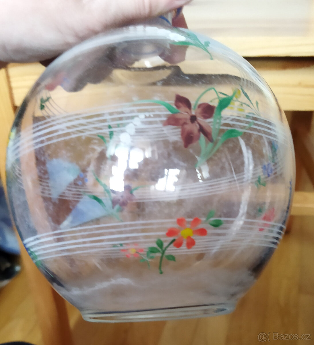 Skleněná stará karafa s květy - 5