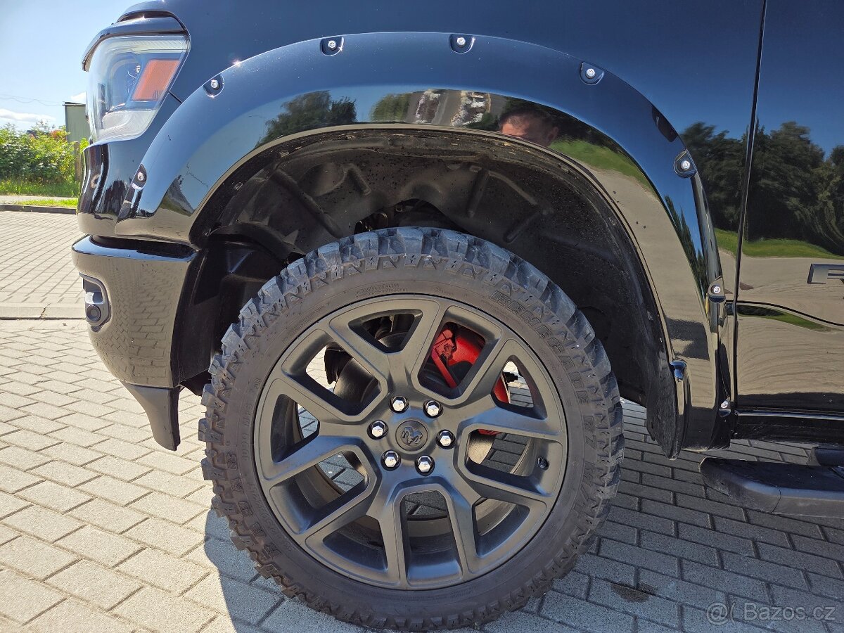 DODGE RAM 1500 5.7 HEMI 4x4 401PS 2020 FULL PLNÁ MOŽNOST
