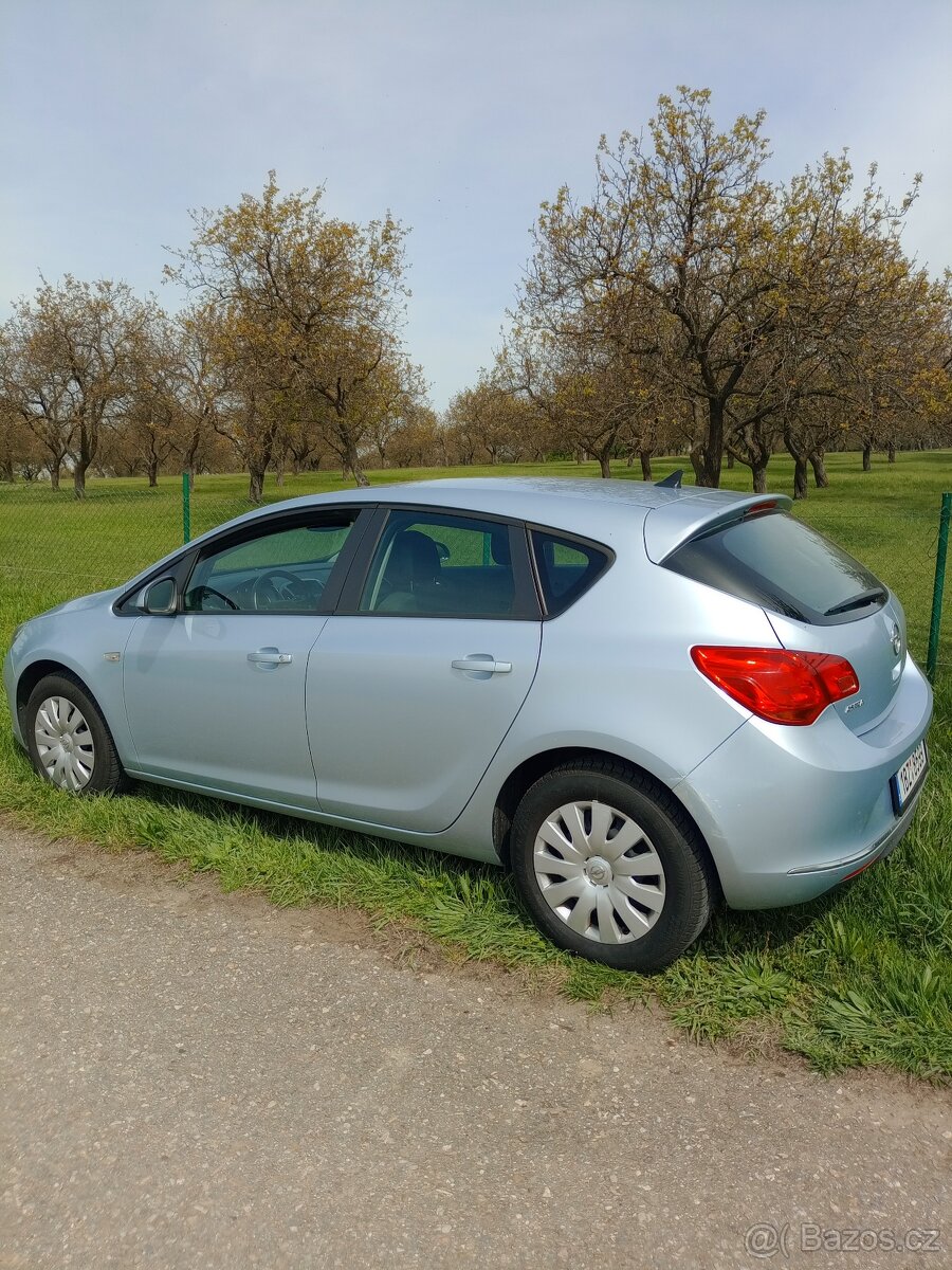 Opel Astra J 1.4i 74kW první majitel najeto pouze 53tis.km - 5
