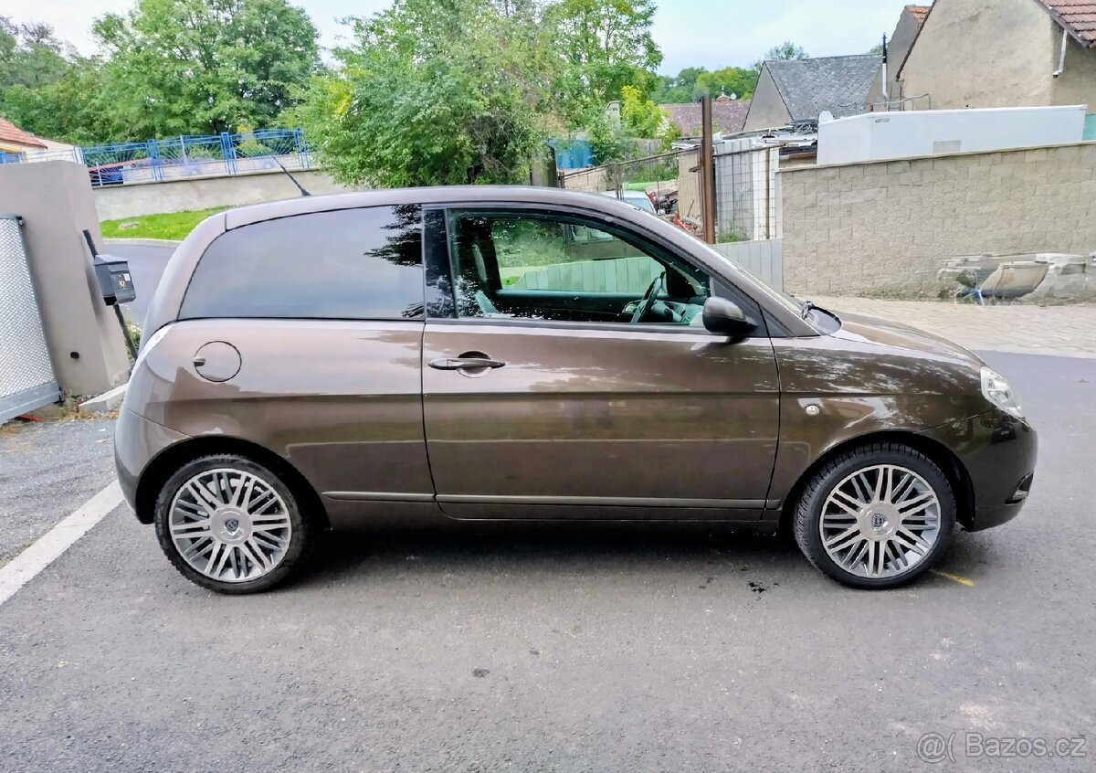 Lancia Ypsilon 1.4 70 KW Versus 1 z 500ks - 5